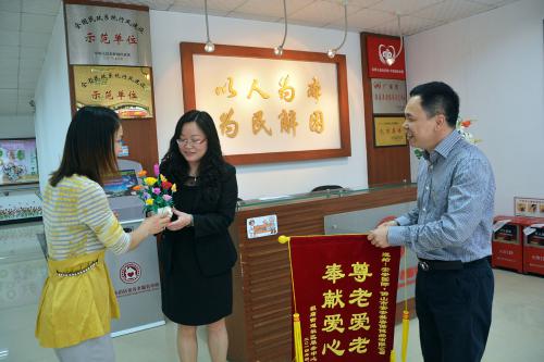 尊老爱老，贡献爱心 ——J9集团国际站“敬老、爱老” 送产品活动